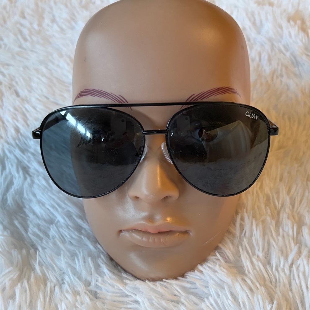 QUAY Australia Viviane 126 Black Aviator Sunglasses slightly used